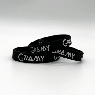 Náramek silikonový s ražbou Gramy – černý